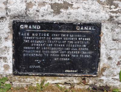 Black mental notice on white brick wall